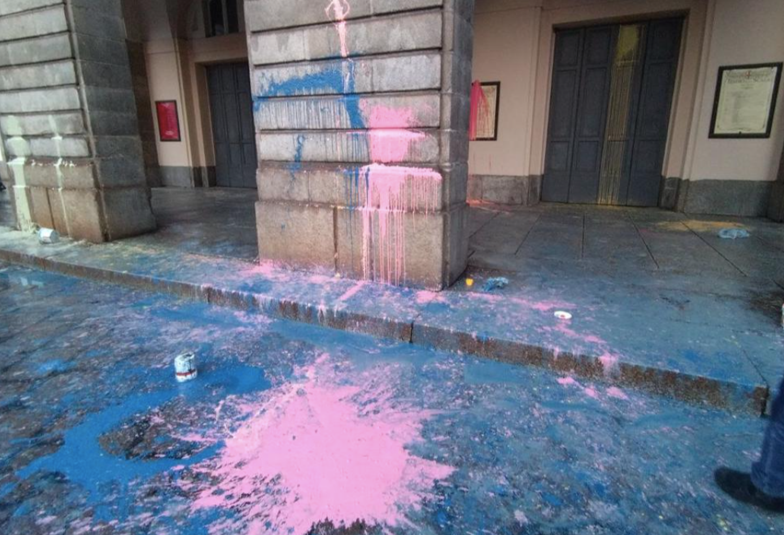 Activistas ambientales lanzan pintura a la entrada de La Scala de Milán